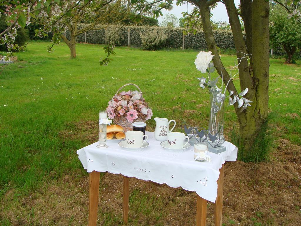 Le Vieux Castel Bed & Breakfast Goustranville Eksteriør bilde
